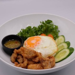 ข้าวคอหมูทอด น้ำจิ้มแจ่ว ไข่ดาว