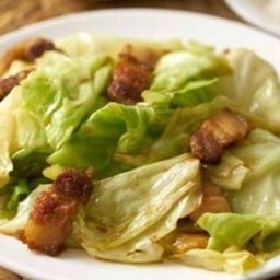 กะหล่ำปลีทอดน้ำปลาหมูกรอบ