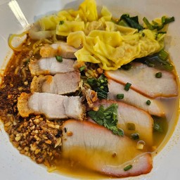 โคตรบะหมี่เกี๊ยว + หมูแดง + หมูกรอบ ต้มยำ