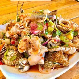 เหลารวมสามเกลอ ปูม้า กุ้งสด หอยแครง