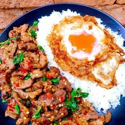 ข้าวกะเพราเนื้อชิ้น 100g ไข่ดาว