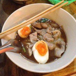 ก๋วยเตี๋ยวไข่หมูชิ้น