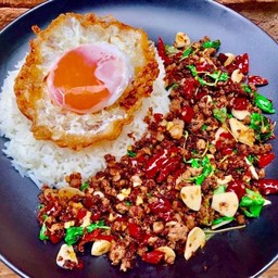 ข้าวกะเพราเนื้อสับคั่วแห้ง 200g ไข่ดาว