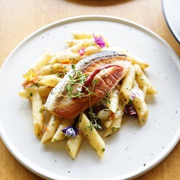 สปาเกตตี้ผัดพริกแห้งแซลม่อน