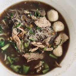ก๋วยเตี๋ยวเรือโบราณสูตรสมุนไพร หน้าสนามกอล์ฟ