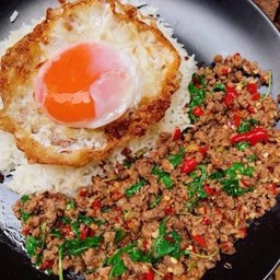ข้าวกะเพราเนื้อสับ 200g ไข่ดาว