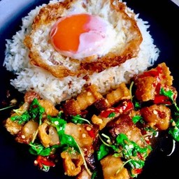 ข้าวกะเพราหมูกรอบ 200g ไข่ดาว