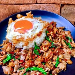 ข้าวกะเพราอกเป็ดย่าง100g ไข่ดาว