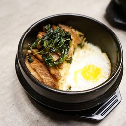 ข้าวกะเพราหม้อดินหมูย่าง