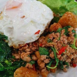 ข้าวกะเพราหมูสับพริกแห้ง