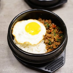 ข้าวกะเพราหม้อดินหมูสับ