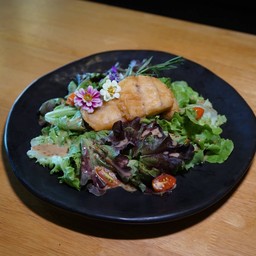 สลัดผักแซลม่อนย่าง น้ำสลัดงา