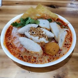 ก๋วยเตี๋ยวต้มยำลูกชิ้นปลา