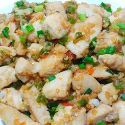 ข้าวหน้าอกไก่ผัดพริกขี้หนูสวนโรยต้นหอม