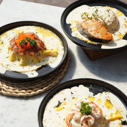 ข้าวไข่ข้นครีมคาโบนาร่าแซลม่อน