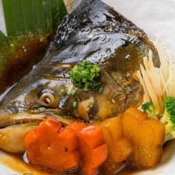 หัวปลาแซลมอนต้มซีอิ้ว