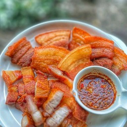 สามชั้นทอดน้ำปลาราดข้าว