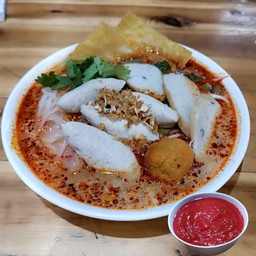 โฟยำลูกชิ้นปลา