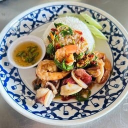 ข้าวกะเพรากุ้ง+ปลาหมึก