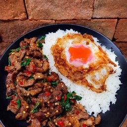 ข้าวกะเพราเนื้อตุ๋น 200g ไข่ดาว