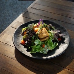 สลัดผักปลากระพงทอด