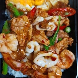 ข้าวพริกแกงรวม หมูชิ้น กุ้ง หมึก