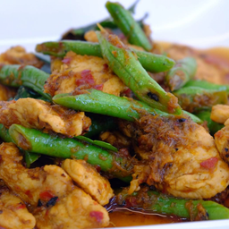 ผัดพริกแกงไก่