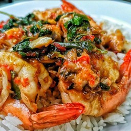 ข้าวกระเพรากุ้งตัวใหญ่