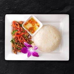 ผัดกระเพราราดข้าว (Stir-Fried Basil)