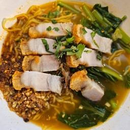 บะหมี่หมูกรอบต้มยำ