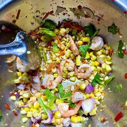 ยำข้าวโพดกุ้งสุก