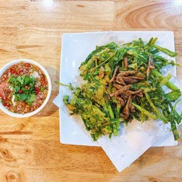 ยำผักบุ้งกรอบ