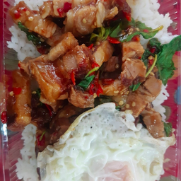 กะเพราหมูกรอบราดข้าว