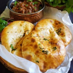Onion Kulcha With Chole