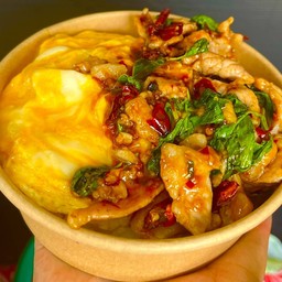 ข้าวไข่ข้นกะเพาหมูชิ้น