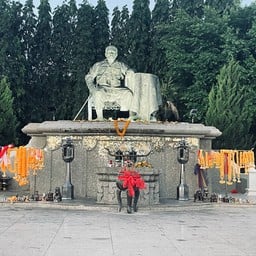 อนุสาวรีย์พระยาดำรงสุจริตมหิศรภักดี(คอซู้เจียง)