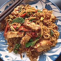 มาม่าผัดขี้เมาหมูกรอบ