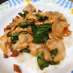 กะเพราสามชั้นสไลด์ราดข้าว