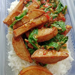 กระเพราหมูยอราดข้าว