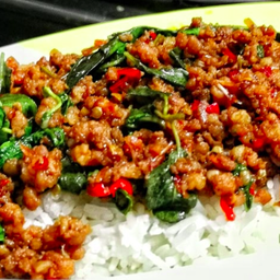 กะเพราหมูสับราดข้าว