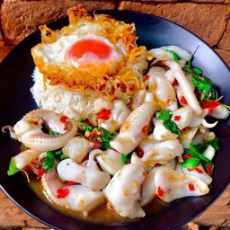 ข้าวกะเพราหนวดปลาหมึก ไข่ดาว