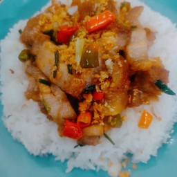 หมูกรอบผัดพริกเกลือ   ราดข้าว