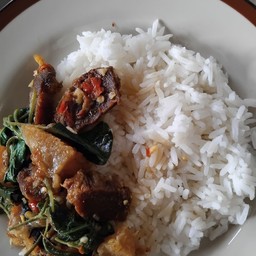 กระเพราหมูกรอบราดข้าว