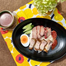 ข้าวหน้าหมูแดงหมูกรอบทรงเครื่อง