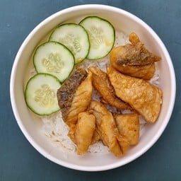 ข้าวปลากะพงทอดราดน้ำปลา