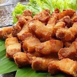 สามชั้นทอดน้ำปลา