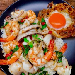 ข้าวกะเพรากุ้ง หมึก ไข่ดาว