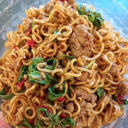 มาม่าผัดขี้เมาหมูชิ้น