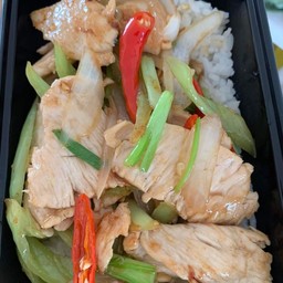 ข้าวอกไก่ผัดพริกสด+ไข่ดาว