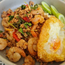 ข้าวกะเพรากุ้งหมูสับ